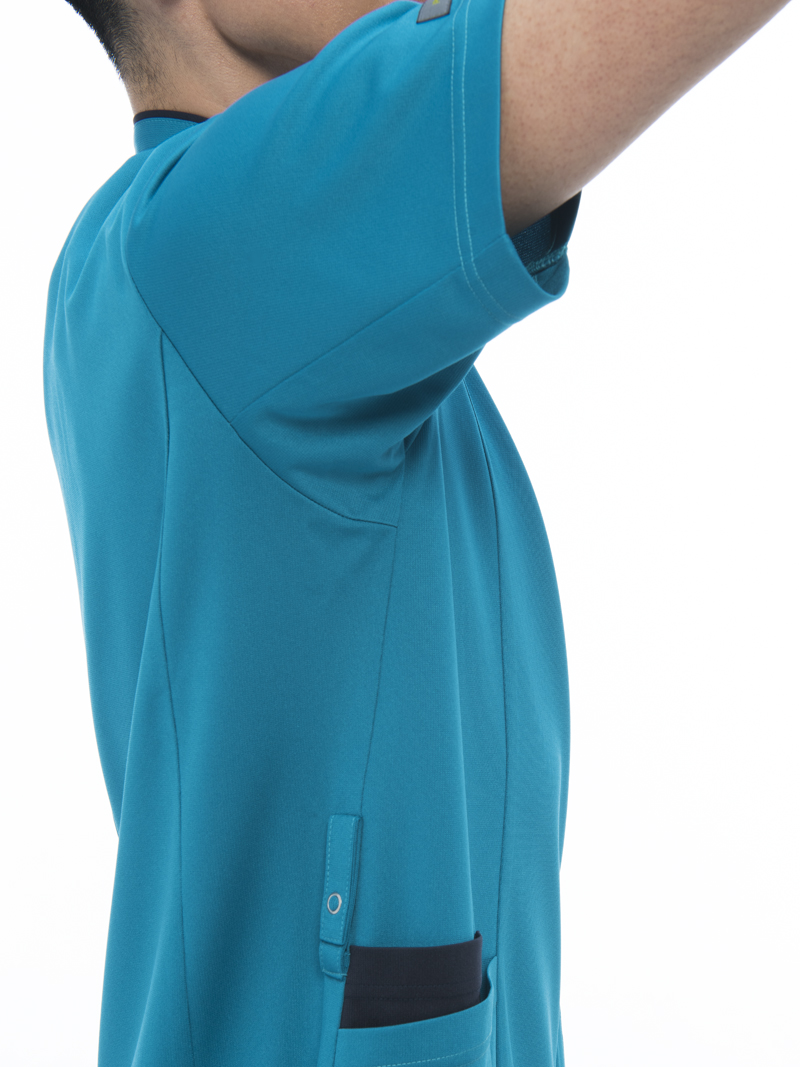 医療従事者特有の動きに対応した、肩まわりのストレスを極限までフリーにしたカッティングです。